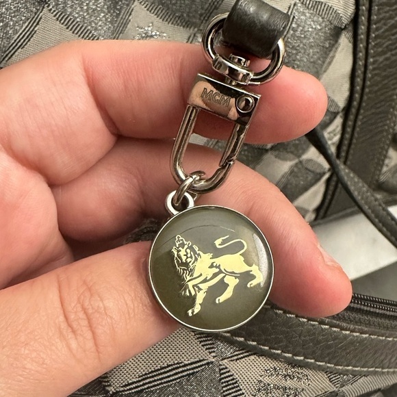 MCM DIAMOND PRINT GRAY TOTE/NYLON & LEATHER/ CLIP CLOSURE WITH MATCHING POUCH!! - Picture 2 of 16